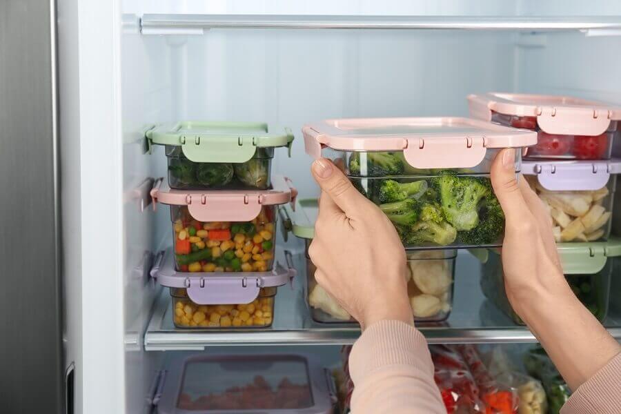 Praticidade na cozinha com alimentos congelados e organizados na geladeira Foto iStock