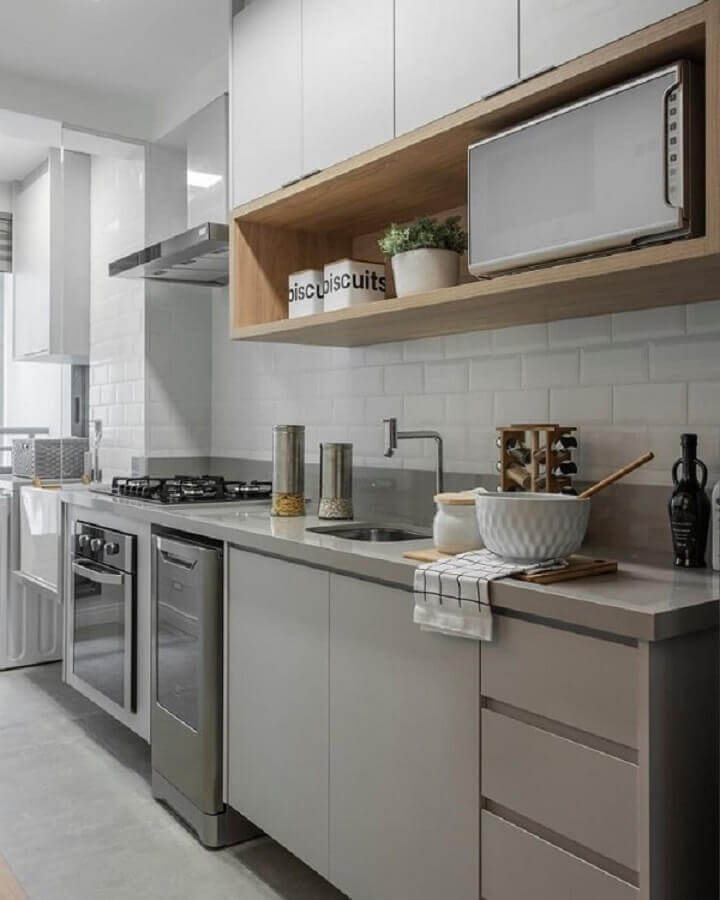 Projeto de cozinha com bancada de quartzo cinza e revestimento metro white Foto Mandril arquitetura
