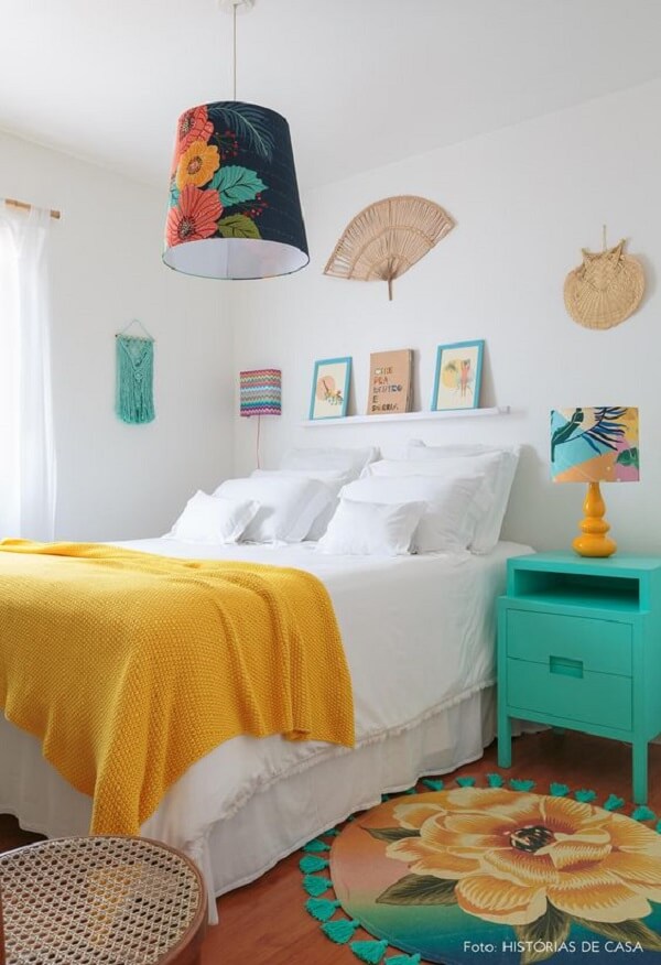 Quarto decorado com cores que combinam com amarelo para móveis e cama