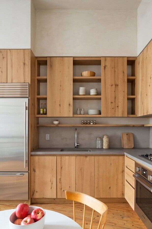 Quartzo cinza claro com armários de madeira  para decoração de cozinha em L Foto Archidea