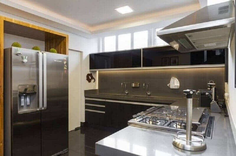 Quartzo cinza claro com armários pretos na decoração de cozinha planejada Foto Suzane Knobel