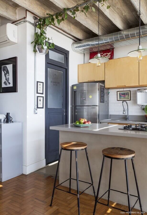 Quartzo cinza claro na bancada de cozinha americana com banquetas em ferro e madeira Foto Histórias de Casa