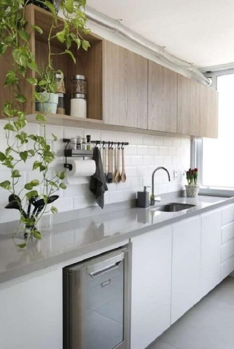 Quartzo cinza claro na cozinha moderna decorada com armário aéreo de madeira Foto Conectarq