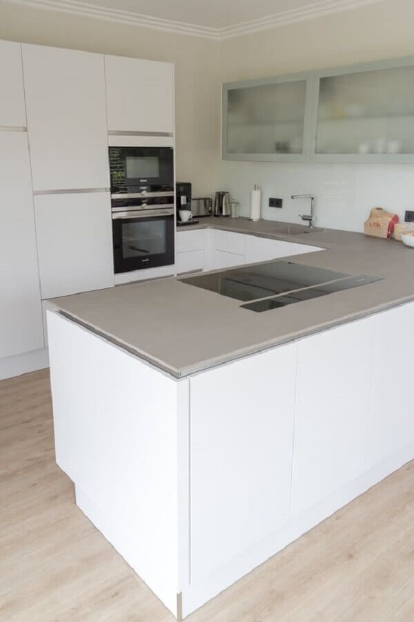 Quartzo cinza claro para cozinha em U planejada com estilo clean Foto Architeckturbuero