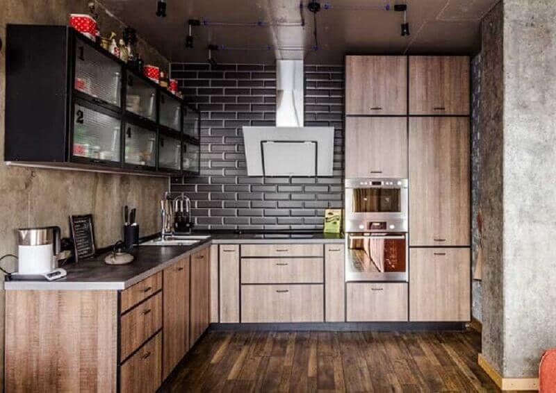 Quartzo cinza escuro com armários de madeira para cozinha decorada com revestimento preto Foto Ideias Decor
