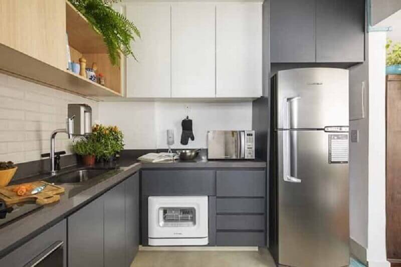 Quartzo cinza escuro com moveis planejados de canto para decoração de cozinha  Foto Decor Fácil