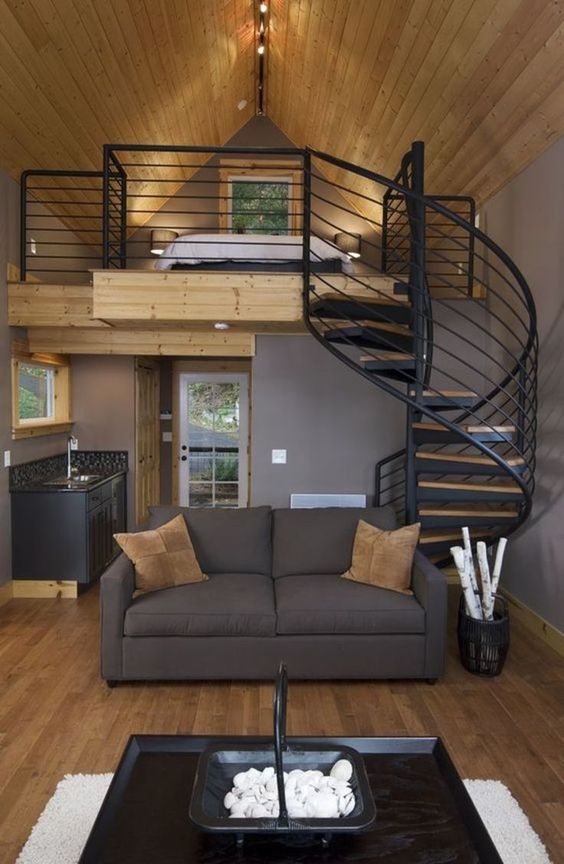Sala com mezanino metálico e madeira com escada caracol