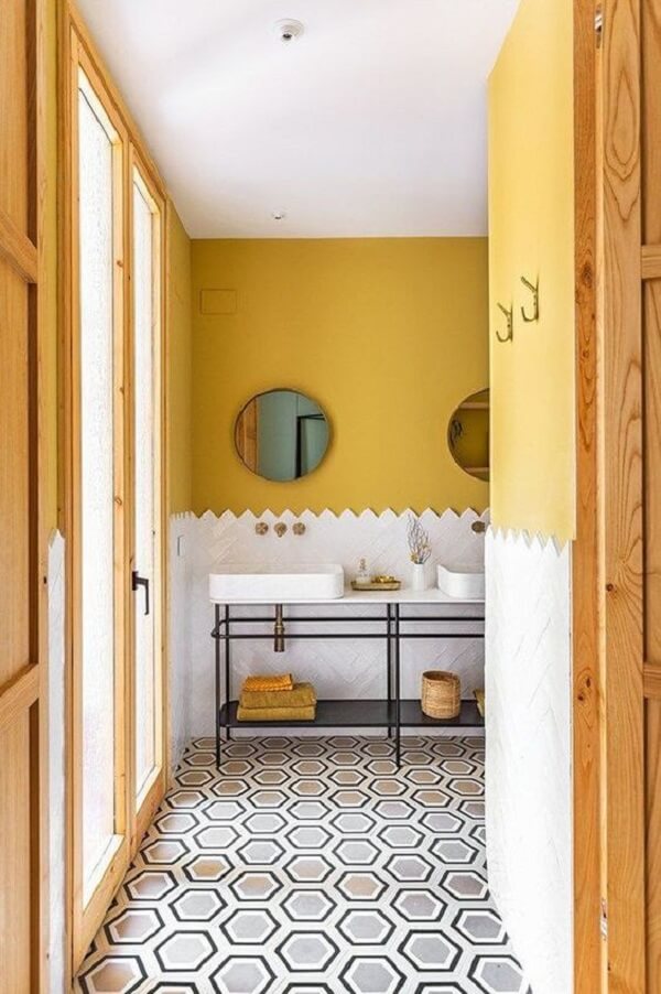 Sala de estar com cores que combinam com amarelo 