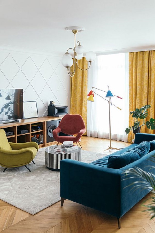 Sala de estar com cores que combinam com amarelo e sofá azul