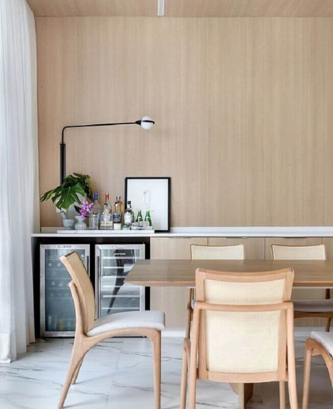Sala de jantar amadeirada decorada com luminária de parede minimalista Foto Marina Banzato