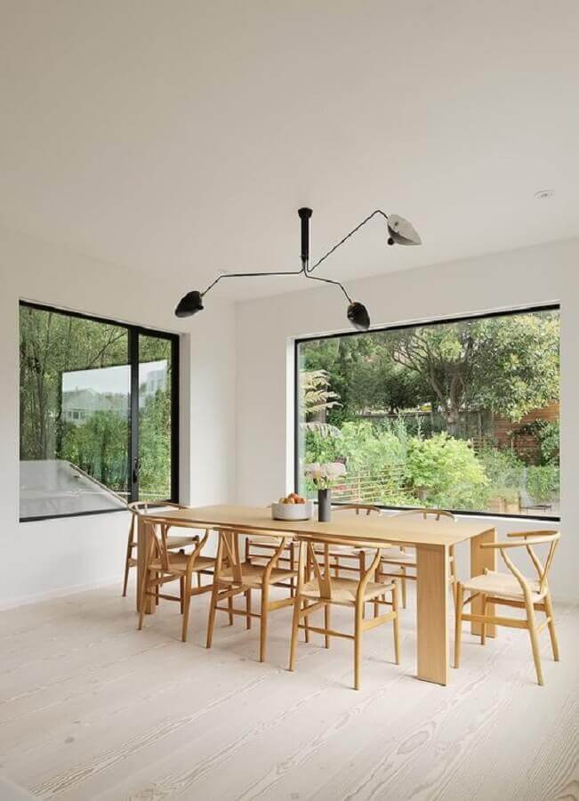 Sala de jantar ampla decorada com mesa de madeira e luminária de teto minimalista Foto Hayasa Flooring Design