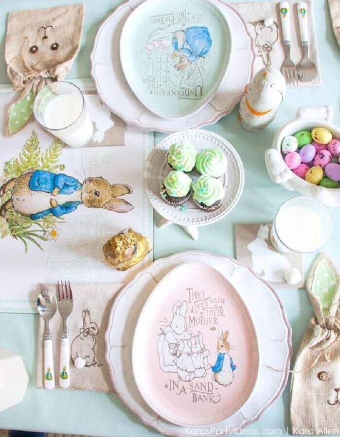 Tons pastéis para decoração de mesa de Páscoa com pratos em formato de ovo Foto Kara's Party Ideas