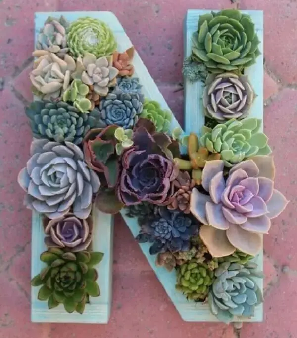 Utilize letras decorativas para criar um lindo jardim vertical de suculentas. Fonte: Mueblería Cris