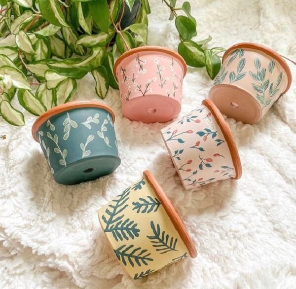 Vasos de cerâmica pintados à mão. Fonte: Terracotta Pots