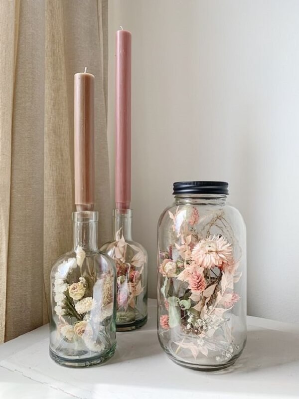 Velas e flores formam uma combinação perfeita. Fonte: DE BEER Bloemen en Styling