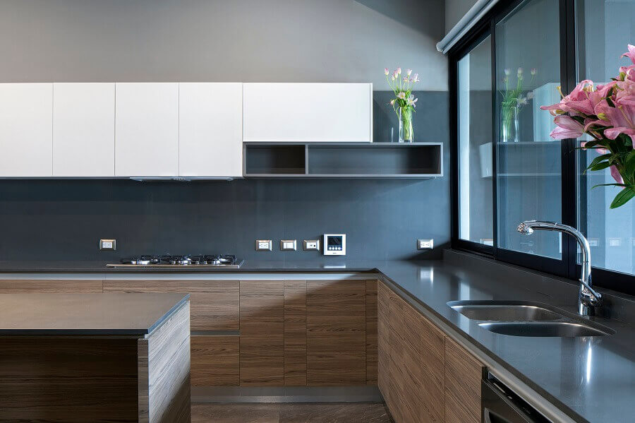 Quartzo cinza escuro na decoração de cozinha de madeira foto Voa Arquitectos