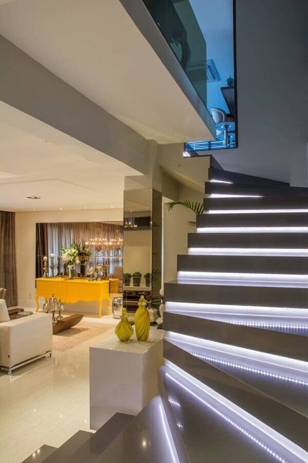  Decoração de casa moderna com escada iluminada feita de quartzo cinza Foto Michelle Muller Monkcks