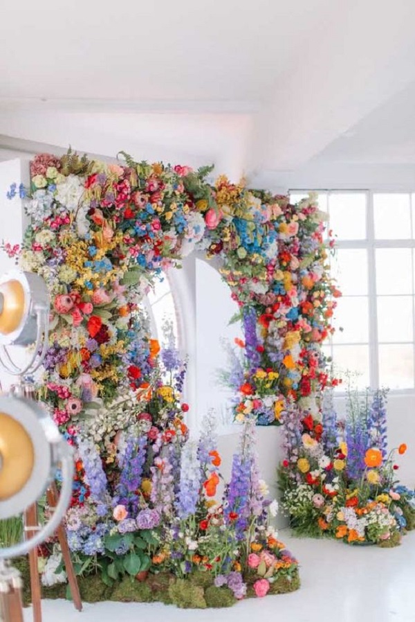 Espaço instagramável com parede de flores