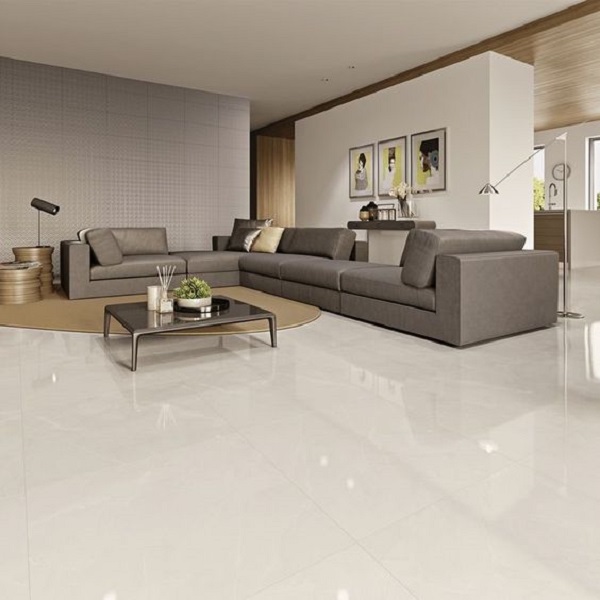 Porcelanato claro para sala de estar com móveis na cor cinza