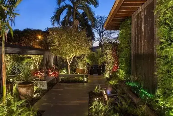 A iluminação realça a beleza do jardim vertical externo. Fonte: Casa Cor Franca 17