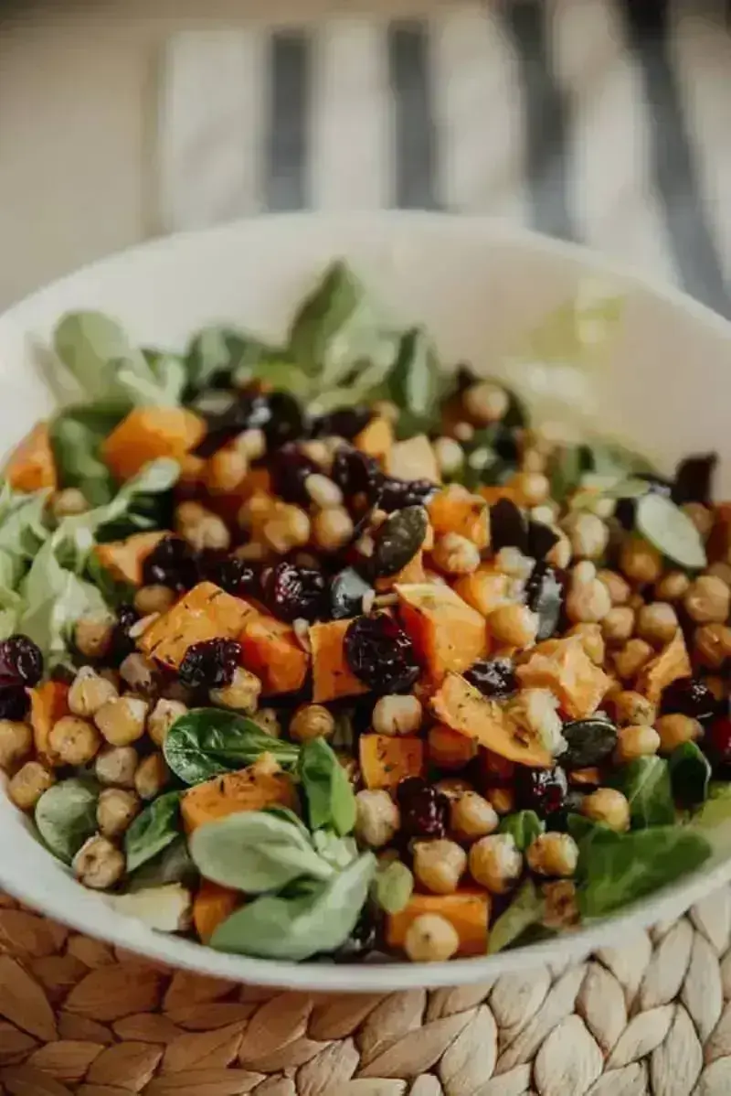 A salada de grão de bico é uma excelente receita para veganos ou vegetarianos. Fonte: Pexels