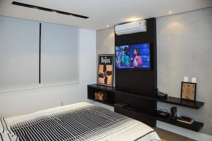 A tv no quarto foi fixada no painel preto. Fonte: Ideia Brasil