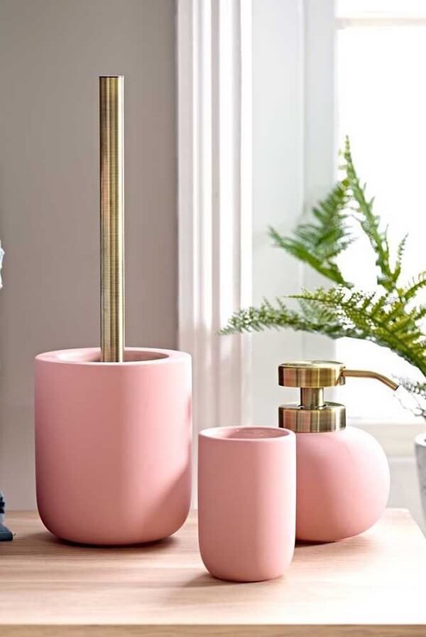 Acessórios para banheiro cor de rosa 