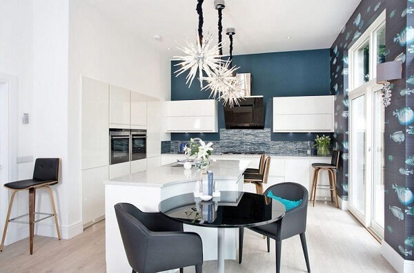 Armário de cozinha grande na cor branca com parede azul moderna