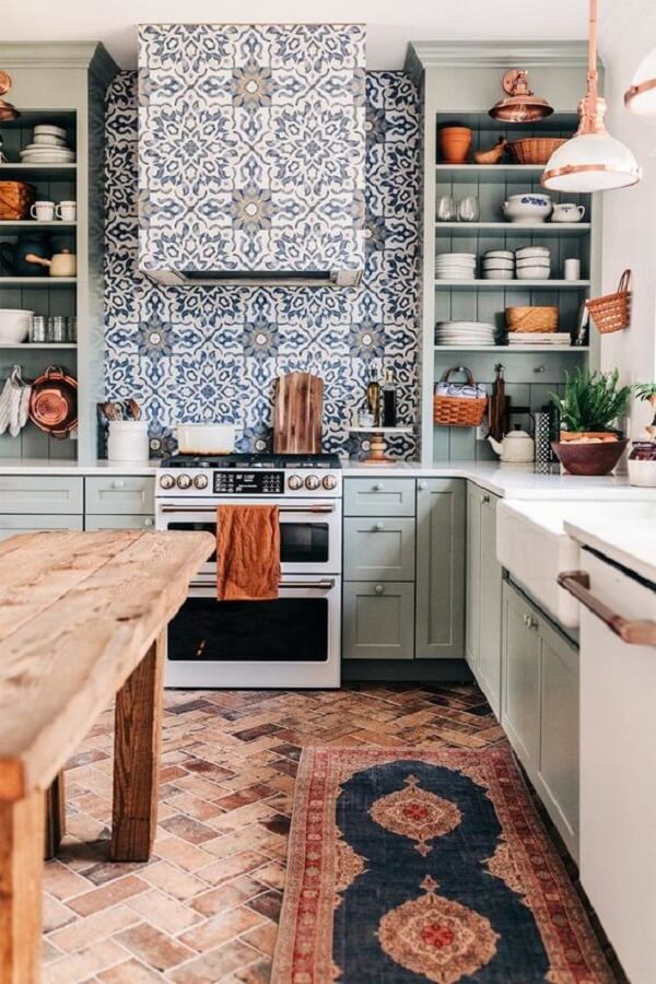 Armário de cozinha grande e vintage em tons de azul