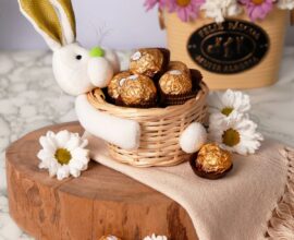 Aprenda decoração de Páscoa simples com chocolates e flores. Fonte: Giuliana Flores