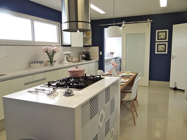Armário de cozinha grande branco com detalhes em azul