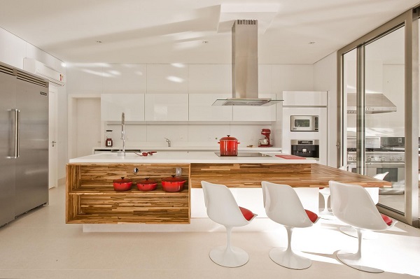 Armário de cozinha grande branco com detalhes em madeira