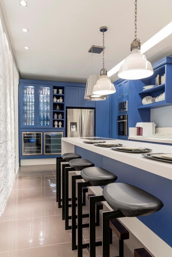 Armário de cozinha grande na cor azul