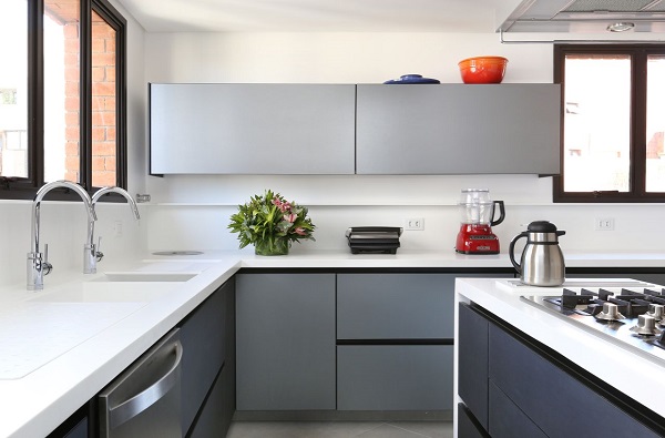 Armário de cozinha grande na cor cinza 