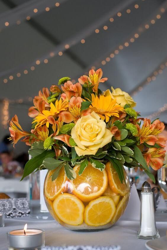 Arranjo de mesa com flores amarelas