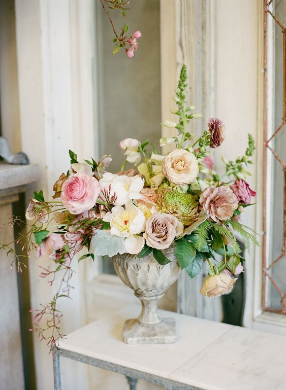 Arranjo de mesa com flores em tons de rosa