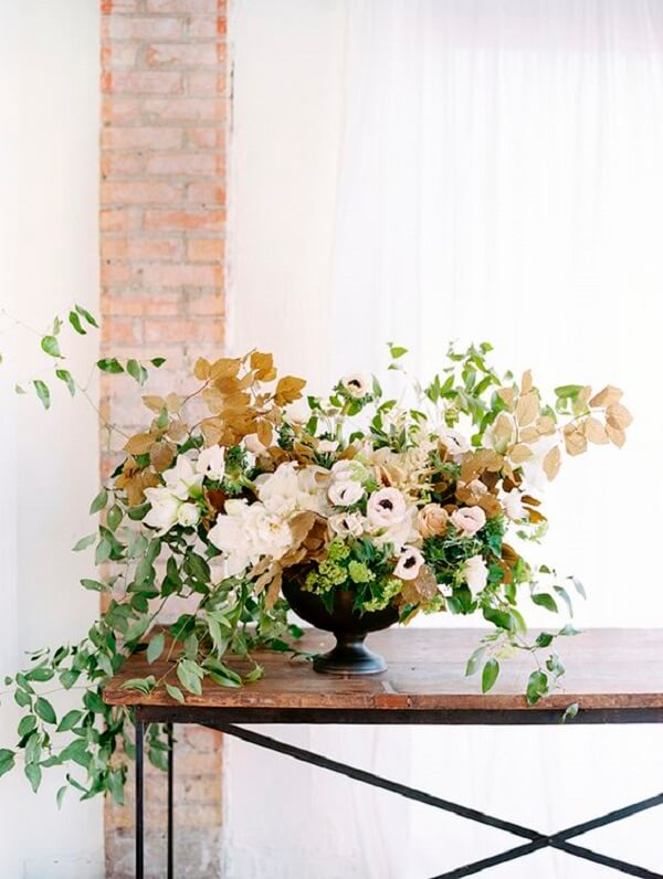 Arranjo de mesa floral com vaso pequeno preto