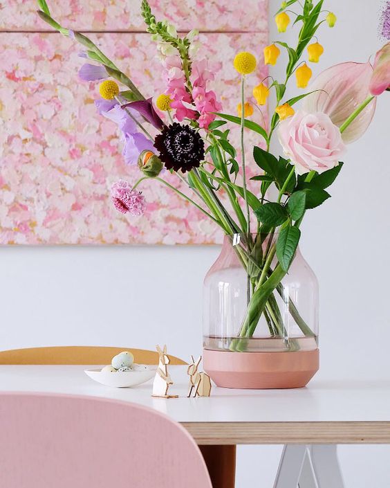 Arranjo de mesa para sala de jantar e flores em tons de rosa e lilas