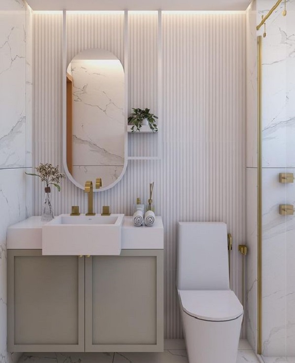 Banheiro com parede de porcelanato ripado branco