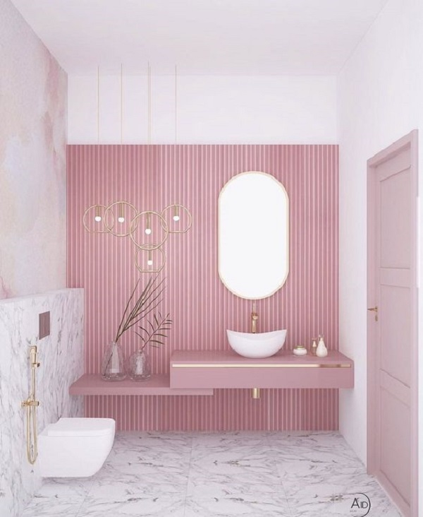 Banheiro com parede revestida de porcelanato ripado cor de rosa 