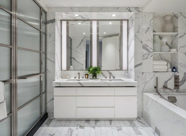 Banheiro de luxo com pia de mármore branca