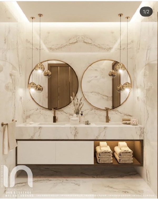 Banheiro luxuoso com pia de mármore e detalhes em dourado