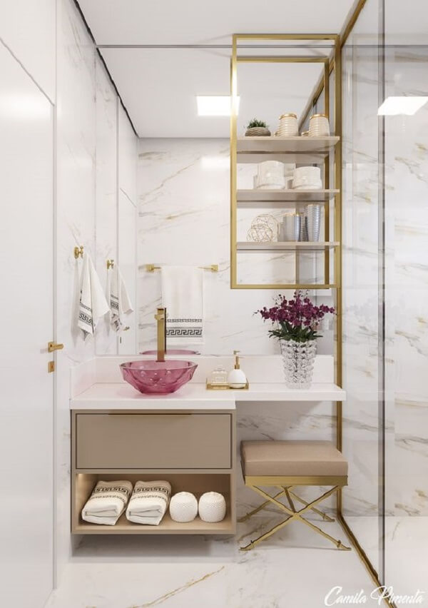Banheiro luxuoso decorado com acessórios para banheiro dourado e cuba rosa