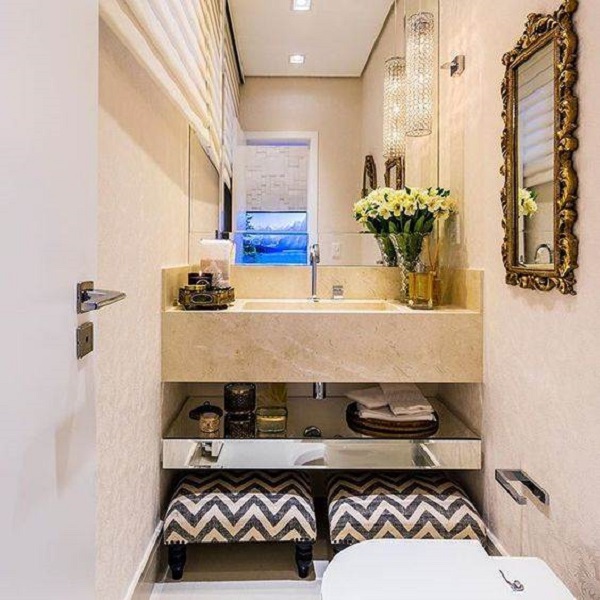 Banheiro pequeno com pia de mármore e gabiente espelhado