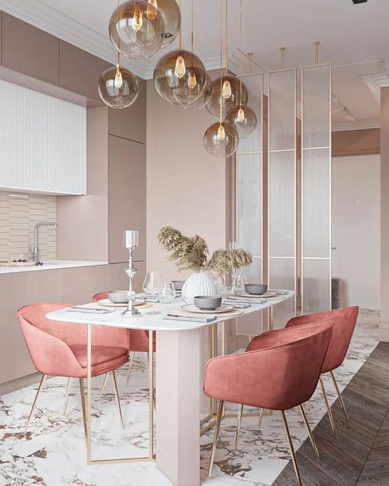 Base para mesa de jantar dourada e branca com cadeiras rosa