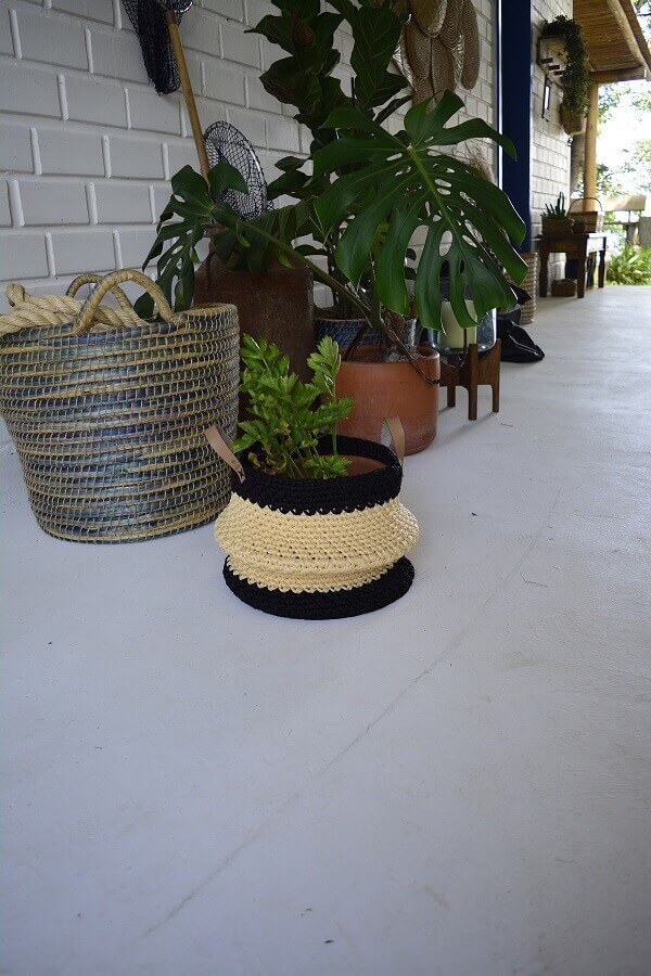 Cachepot artesanal para decoração de terraço com vasos de plantas Foto Círculo