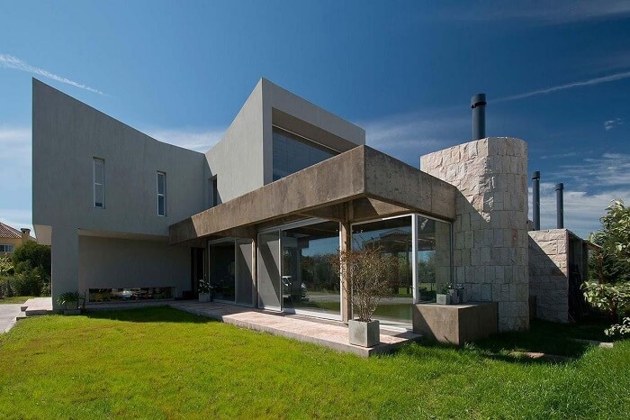 Casa com fachada cinza e revestimento de pedra