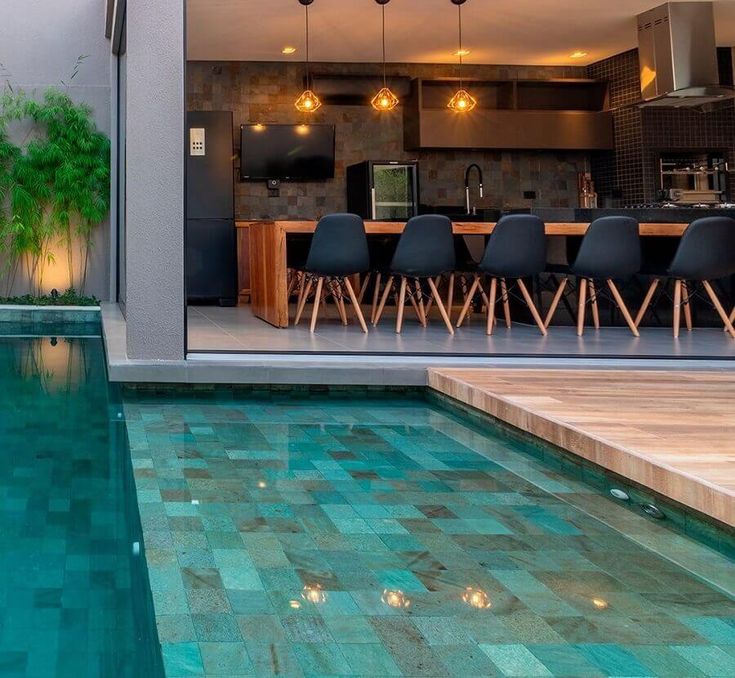 Casa moderna e edicula com piscina