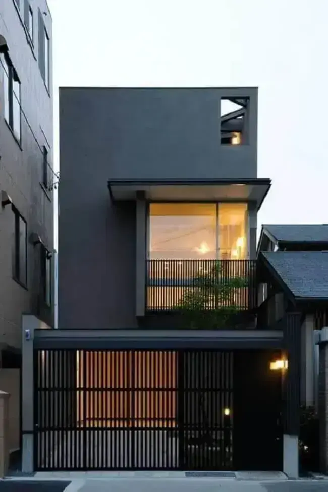 Casas estilo industrial_fachada cinza chumbo e portão metálico preto