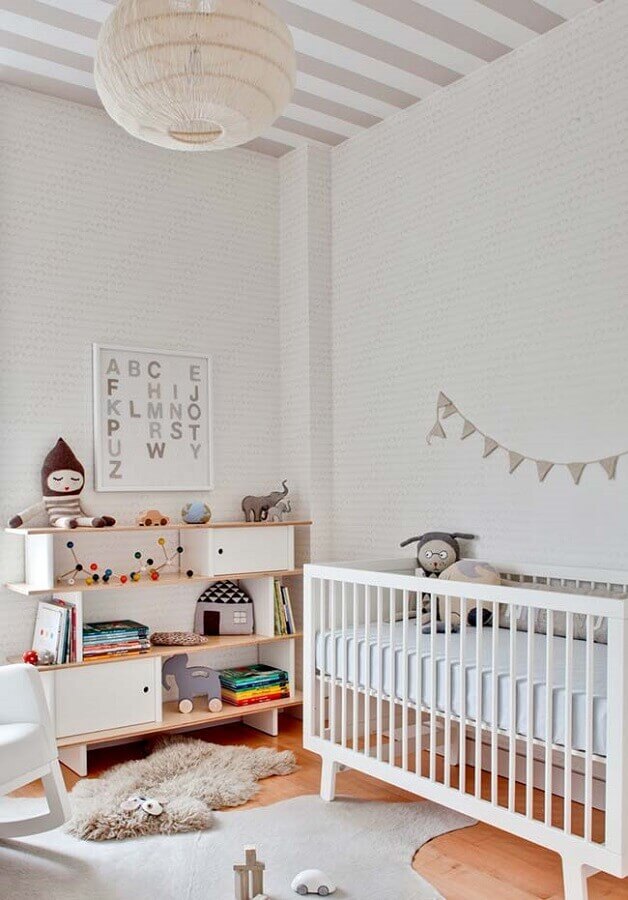 Cores claras para quartinho de bebê unissex decorado com papel de parede delicado Foto Decor Fácil